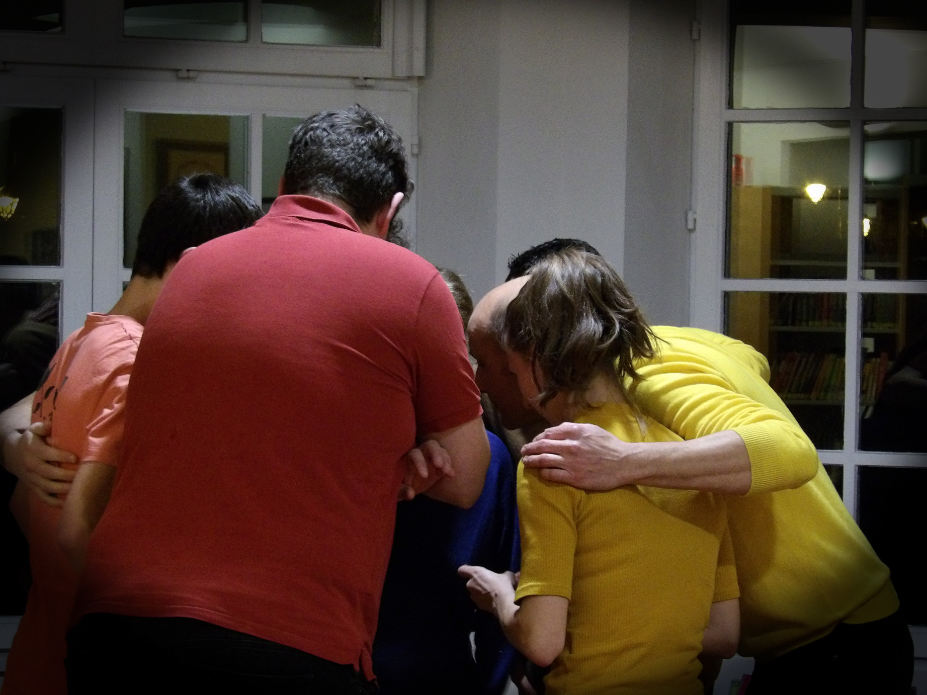 Participants en train de jouer lors d’un atelier d’improvisation théâtrale encadré par Pierre-Yves GAFFET